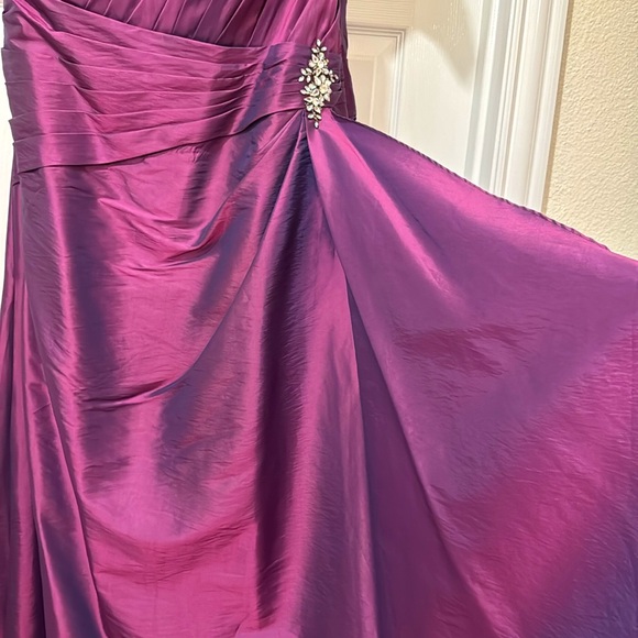 “Jade by Jasmine” Formal Taffeta Evening Dress in Plum - Picture 4 of 10